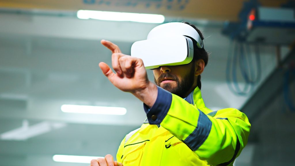 Operatore utilizza simulazione VR per gamification sicurezza sul lavoro in ambiente industriale