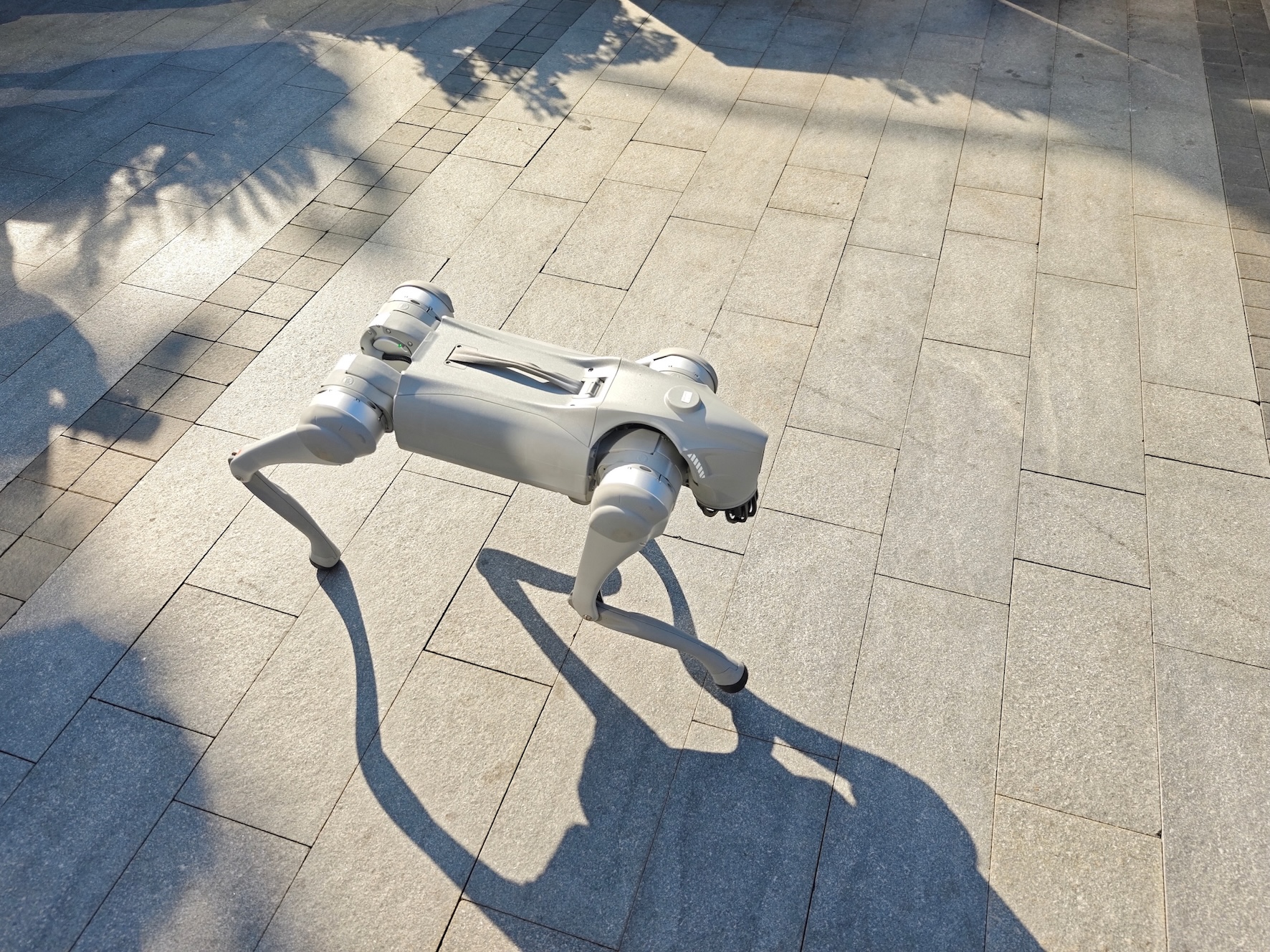Vierbeiniger Roboter mit künstlicher Intelligenz bei einer autonomen industriellen Inspektion innerhalb einer Produktionsanlage.
