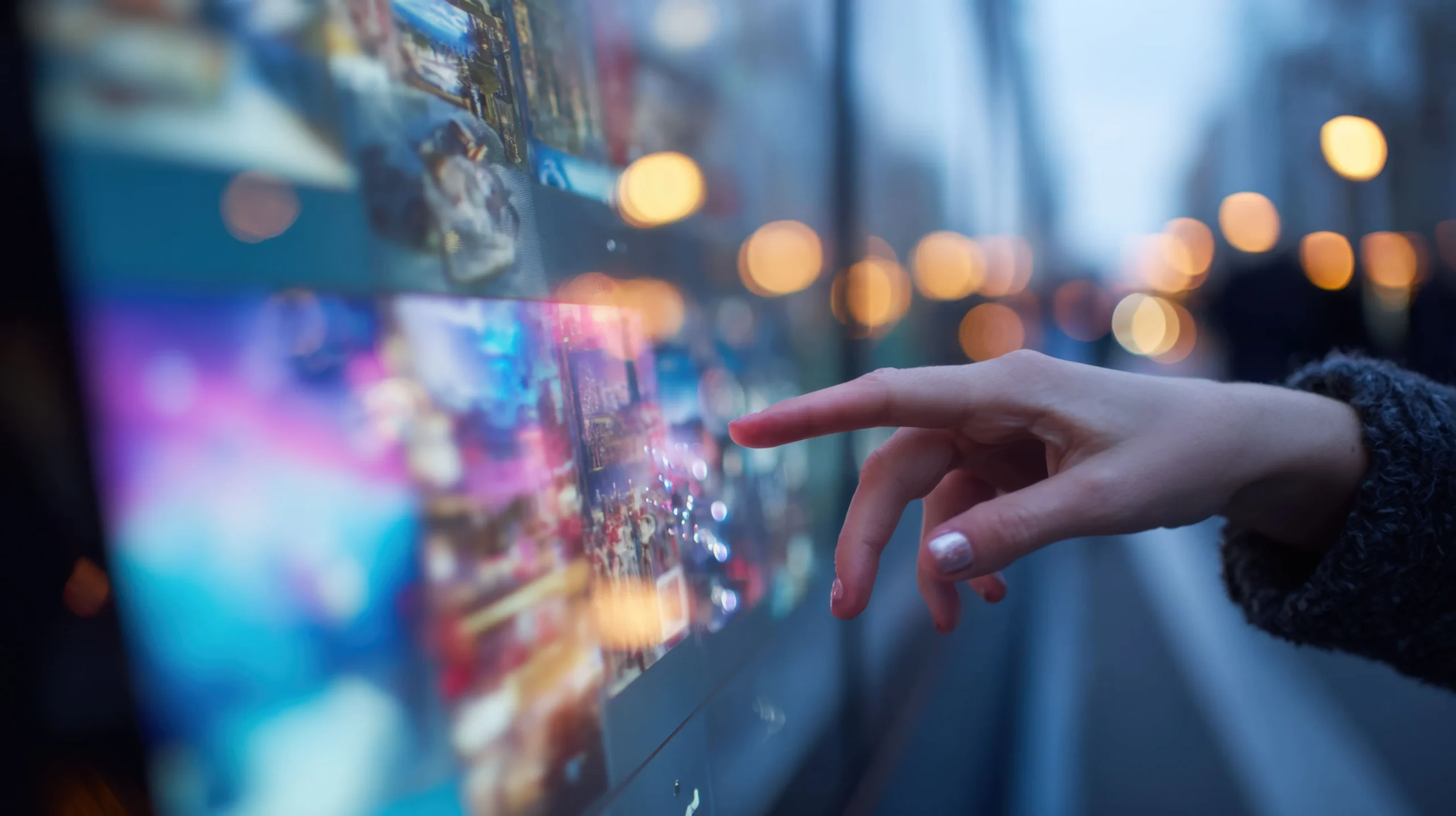 Écran de digital signage intelligent dans un espace public utilisant l’IA et l’IoT
