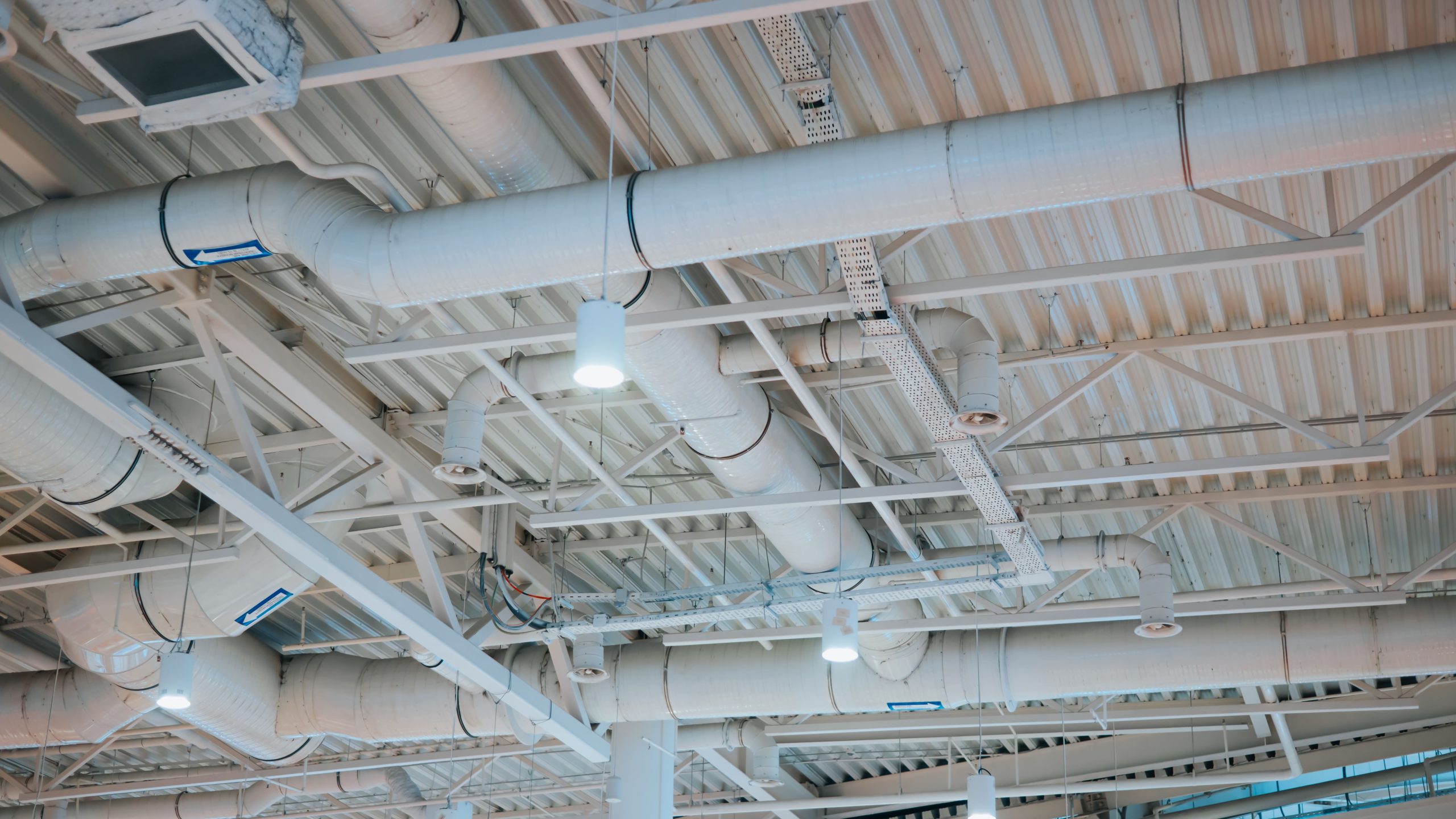 HVAC-Systeme und Rohrleitungen mit schwingungsdämpfenden Lösungen für den akustischen Komfort in Gebäuden