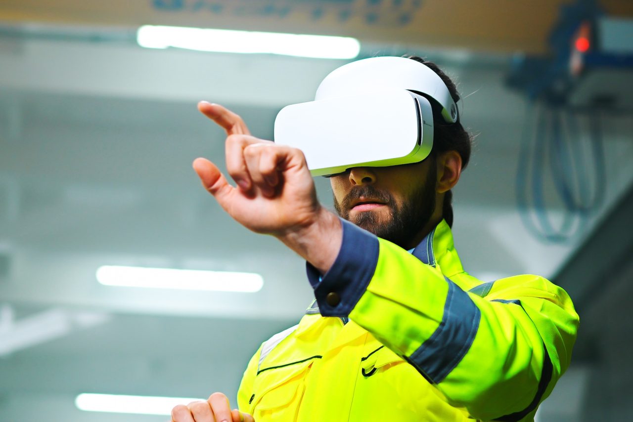 Mitarbeiter nutzt VR Simulation für Gamification Arbeitssicherheit in industrieller Umgebung