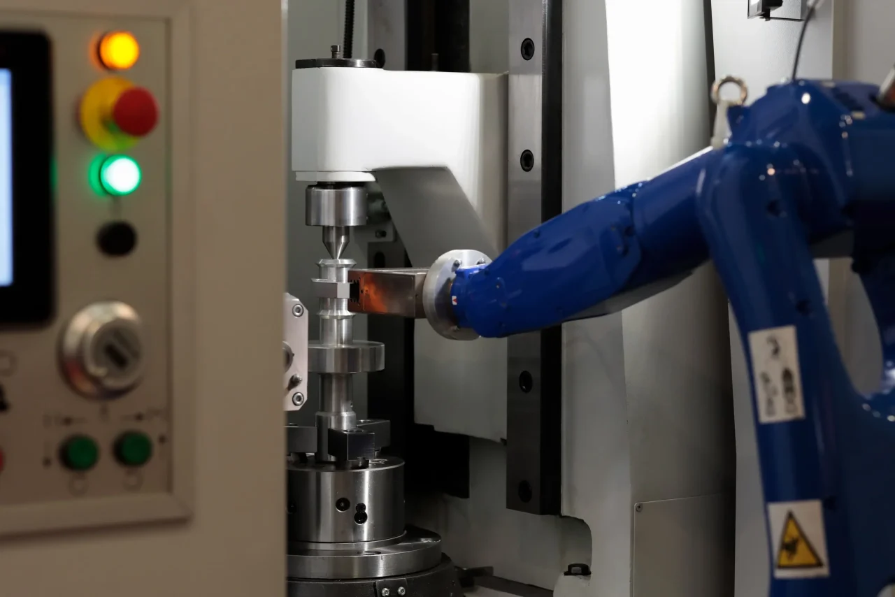 Intelligente Fabrik mit automatisierten CNC-Maschinen und digitalen Technologien für die Präzisionsfertigung.