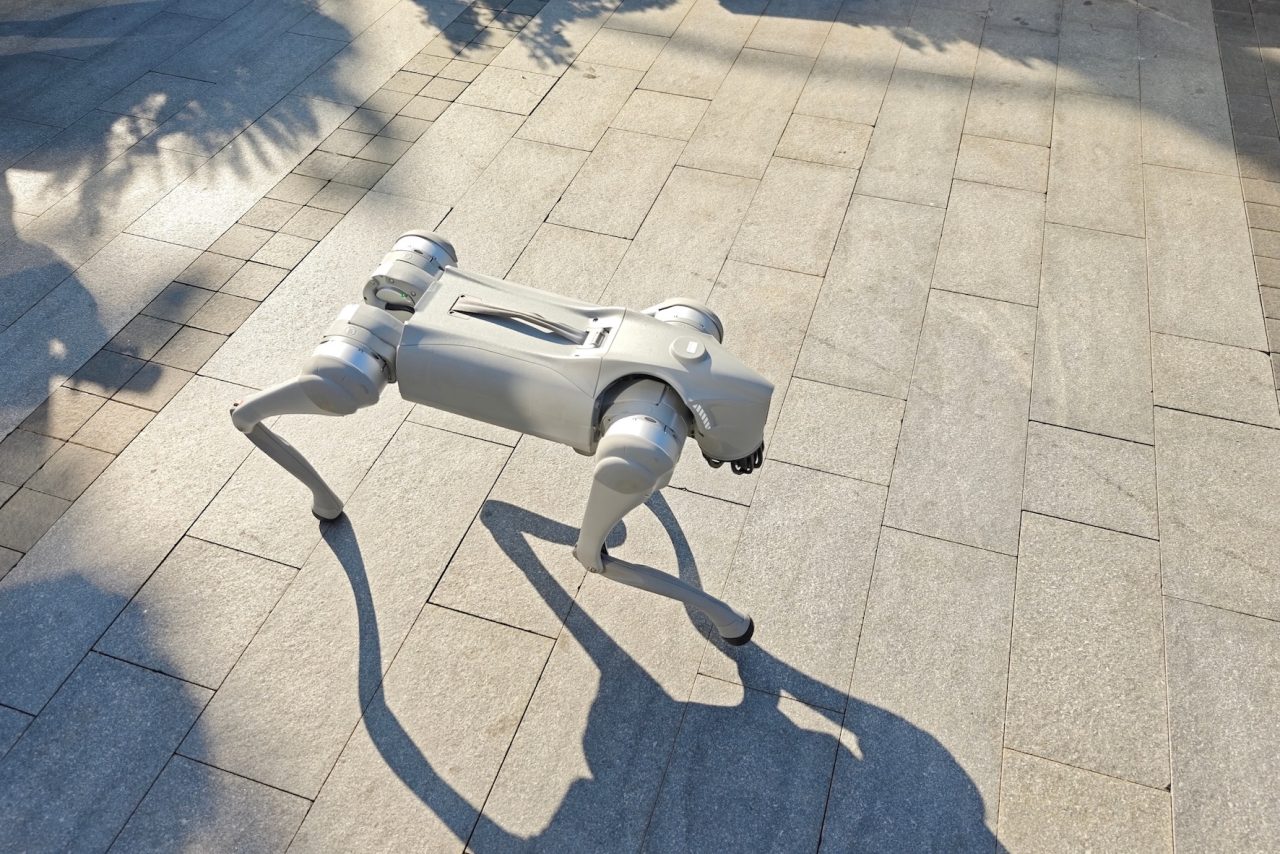 Robot quadrupède doté d’intelligence artificielle effectuant une inspection industrielle autonome à l’intérieur d’un site de production.