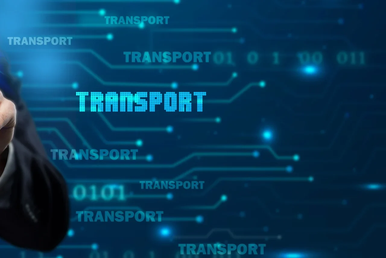 Professionista interagisce con un’interfaccia digitale di trasporto con icona aereo cargo e visualizzazione della supply chain.
